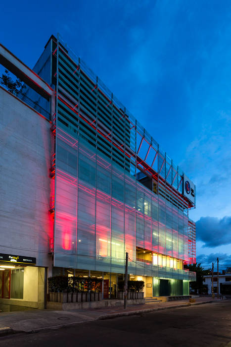 La Salle College, MRV ARQUITECTOS MRV ARQUITECTOS Paredes y pisos de estilo moderno