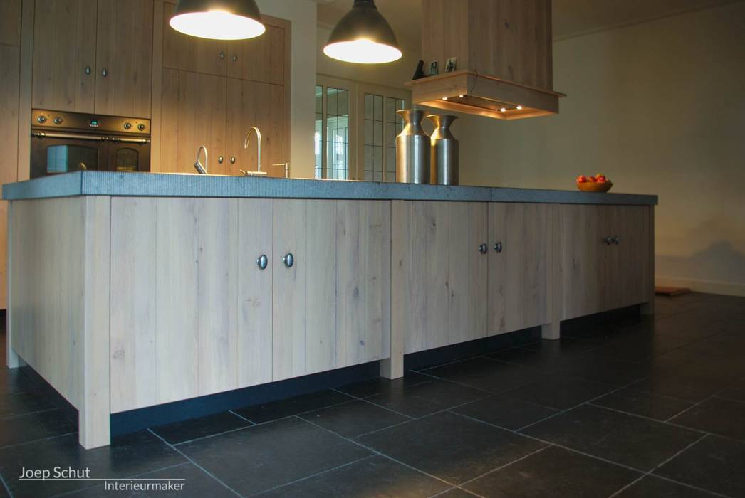 Handgemaakte maatwerkkeuken, eiken, robuust, Belgisch hardsteen, kookeiland, schouw, kastenwand, Joep Schut, interieurmaker Joep Schut, interieurmaker Country style kitchen Wood Wood effect Cabinets & shelves