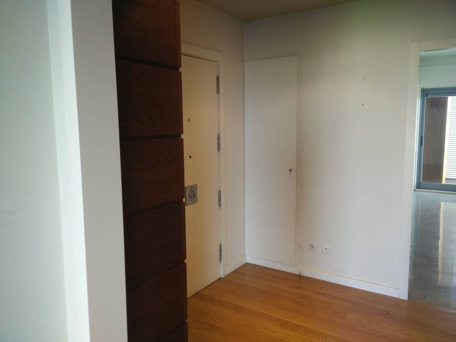 ห้องโถงทางเดินและบันไดสมัยใหม่ โดย MUDA Home Design โมเดิร์น