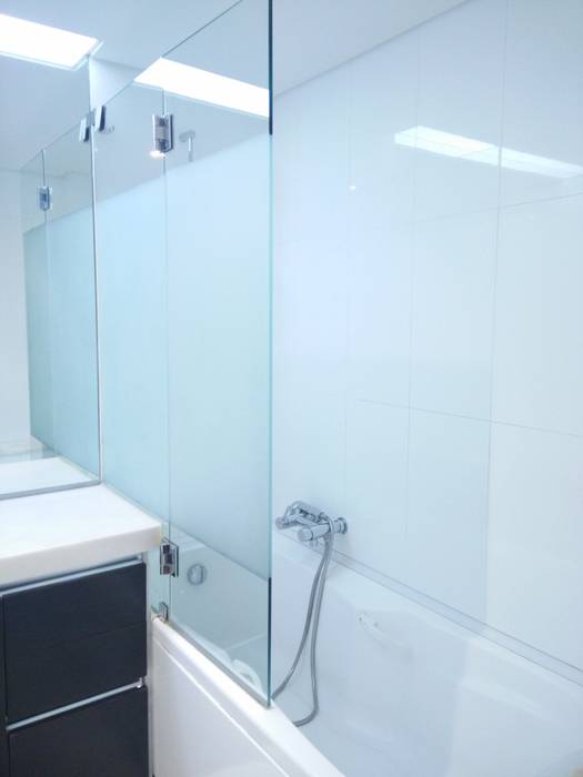 CB Apartment - Lisbon, MUDA Home Design MUDA Home Design 現代浴室設計點子、靈感&圖片