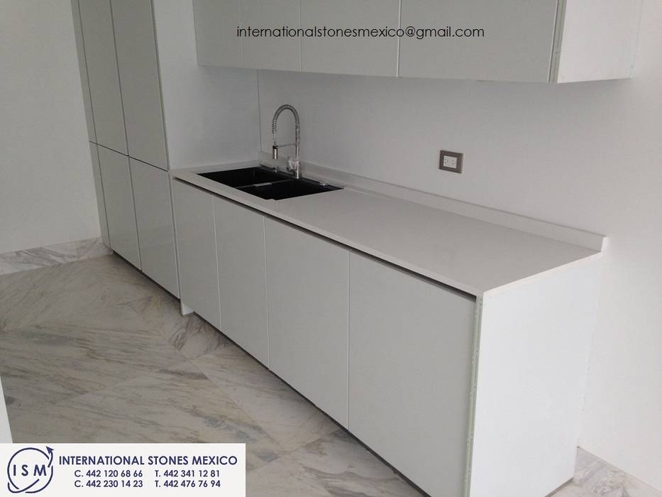 FABRICACION DE COCINAS INTEGRALES, MUEBLES SOBRE DISEÑO Y CUBIERTAS , International Stones México International Stones México Cucina minimalista Quarzo Piani di lavoro