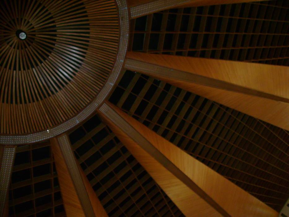 CÚPULA DO ALTAR COM OS RAIOS EM LEQUES DE MADEIRA MARFIM. BRAVIM ARQUITETURA Paredes e pisos modernos Madeira maciça Multi colorido CÚPULA,MADEIRA,FORRO,ACÚSTICA,IGREJA,REVESTIMENTO