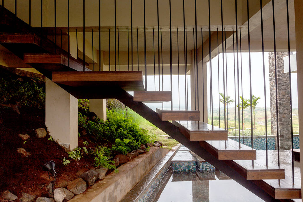 Kavardhara Villa , Inscape Designers Inscape Designers Rustykalny korytarz, przedpokój i schody