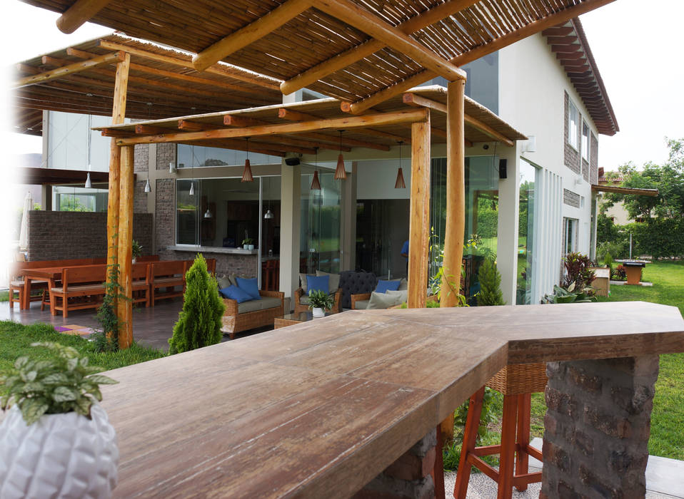 Una CASA DE CAMPO para soñar, malu goni malu goni Balcones y terrazas rústicos