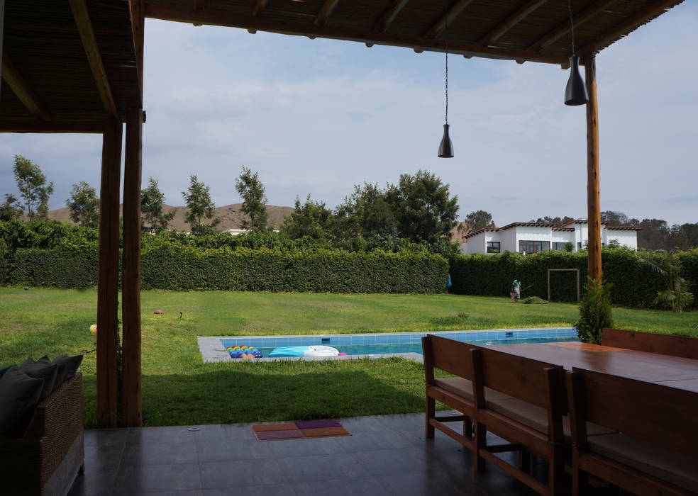 Una CASA DE CAMPO para soñar, malu goni malu goni Balcones y terrazas rústicos