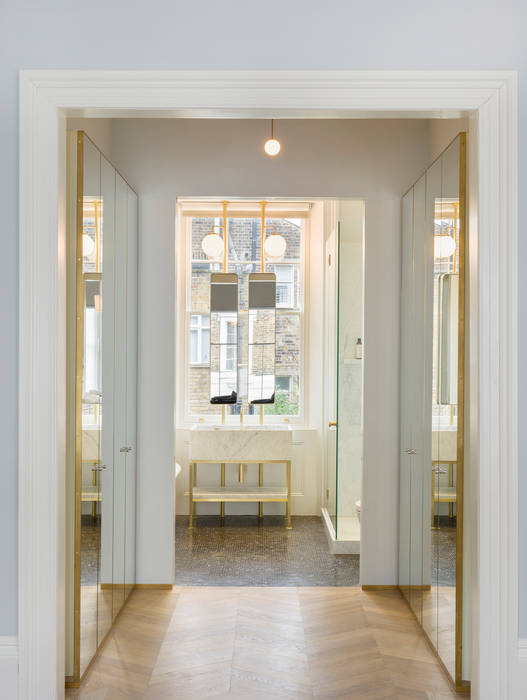 View from dressing room to bathroom Gundry & Ducker Architecture Eklektyczna łazienka