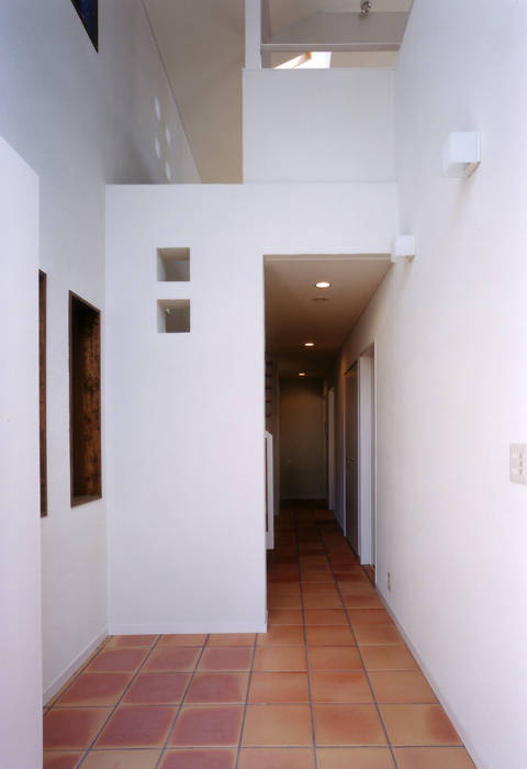 バスルームからパティオが見える家, 豊田空間デザイン室 一級建築士事務所 豊田空間デザイン室 一級建築士事務所 Modern Corridor, Hallway and Staircase