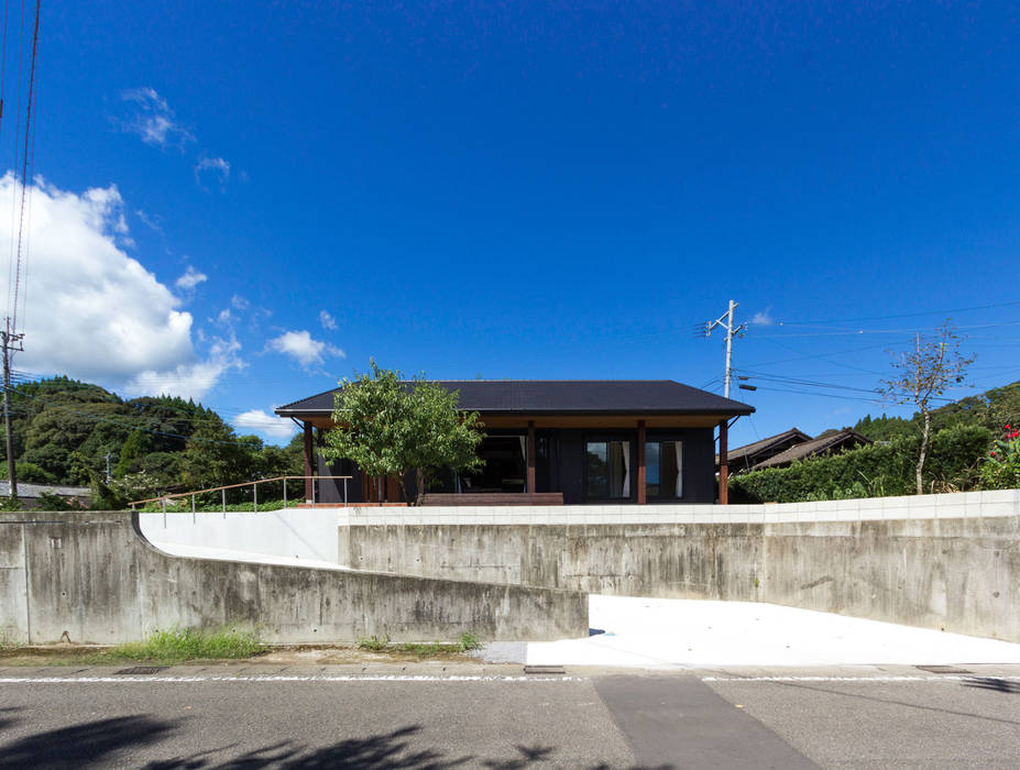 綾の住宅 ㈱姫松建築設計事務所 モダンな 家 木 木目調 黒,木造,平屋,ウッドデッキ,大屋根,庇,縁側