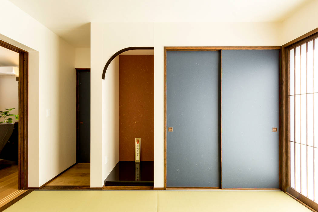綾の住宅 ㈱姫松建築設計事務所 モダンスタイルの寝室 木 木目調 和室
