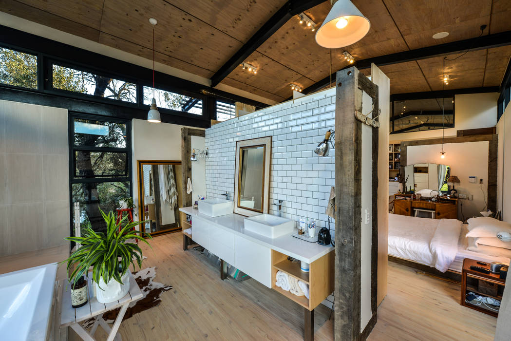 TREE HOUSE, Studious Architects Studious Architects Industrial style bathrooms