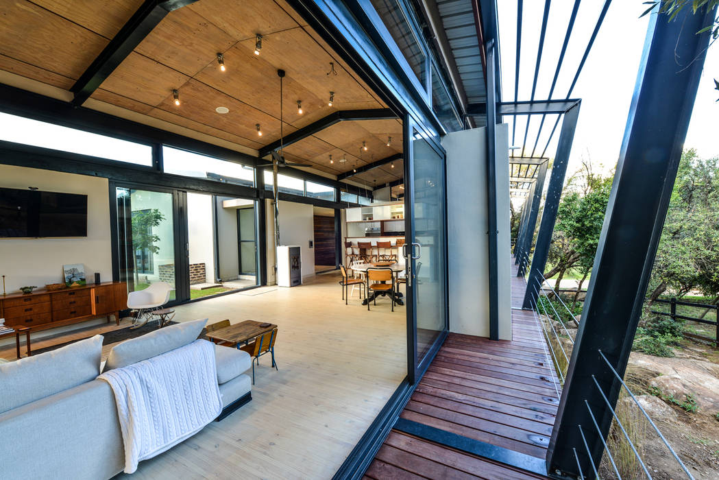 TREE HOUSE, Studious Architects Studious Architects Industrial style balcony, veranda & terrace