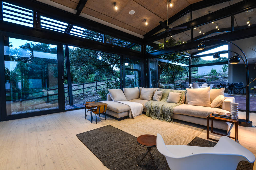 TREE HOUSE, Studious Architects Studious Architects Industrial style living room