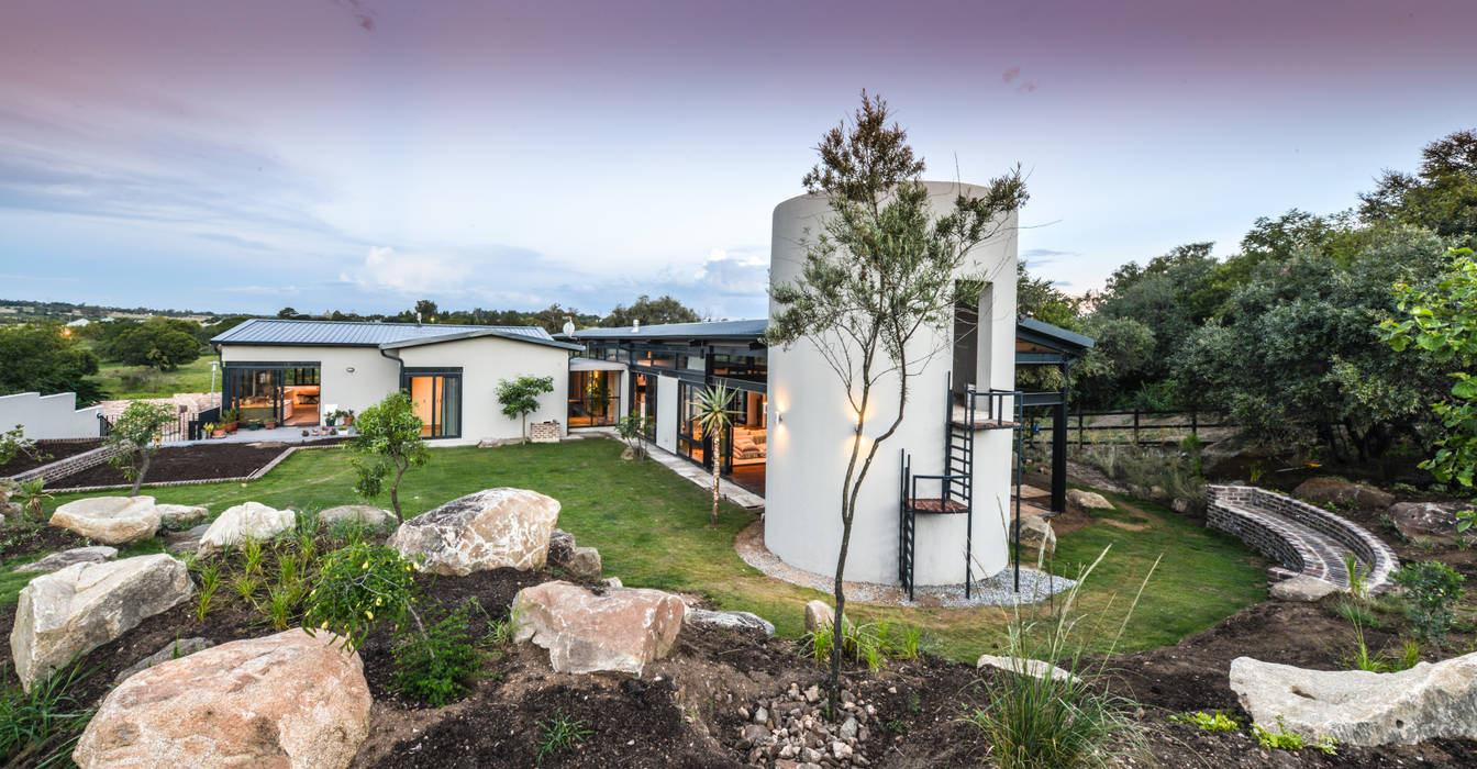 TREE HOUSE, Studious Architects Studious Architects Industrial style houses