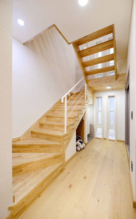 homify Modern Corridor, Hallway and Staircase