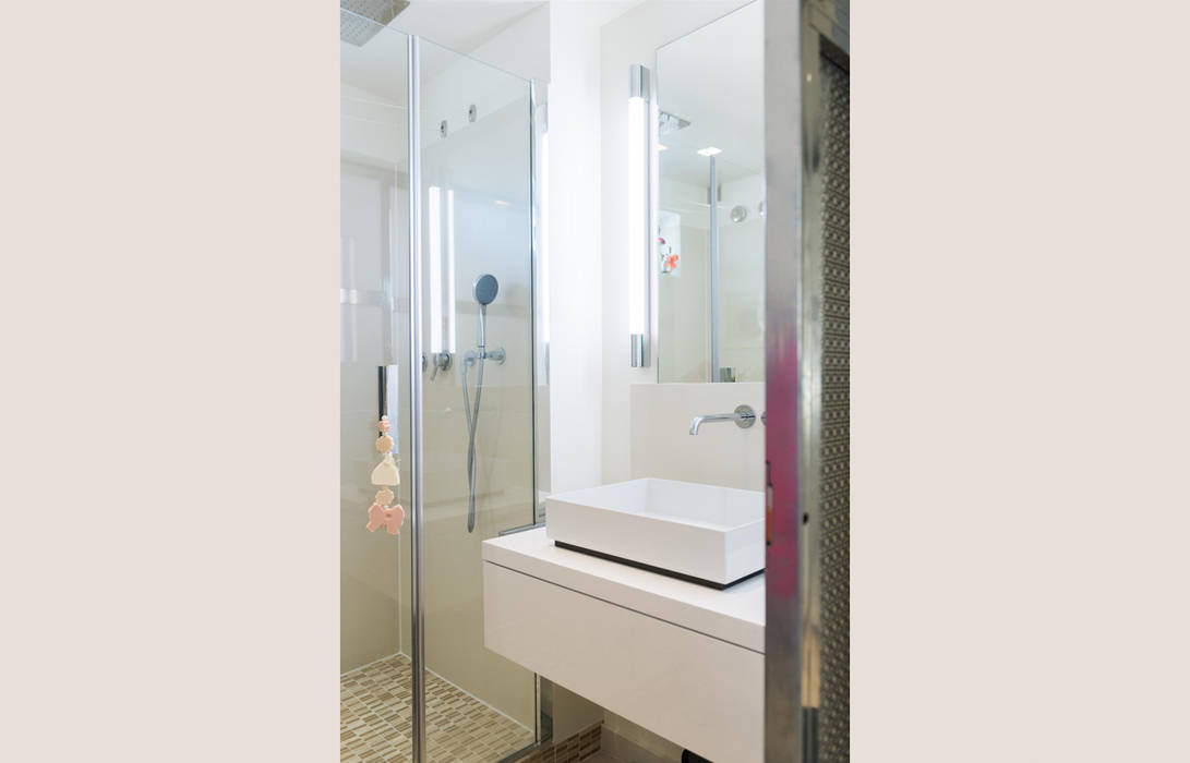 Un appartement moderne entre blanc et bois , ATELIER FB ATELIER FB Modern style bathrooms