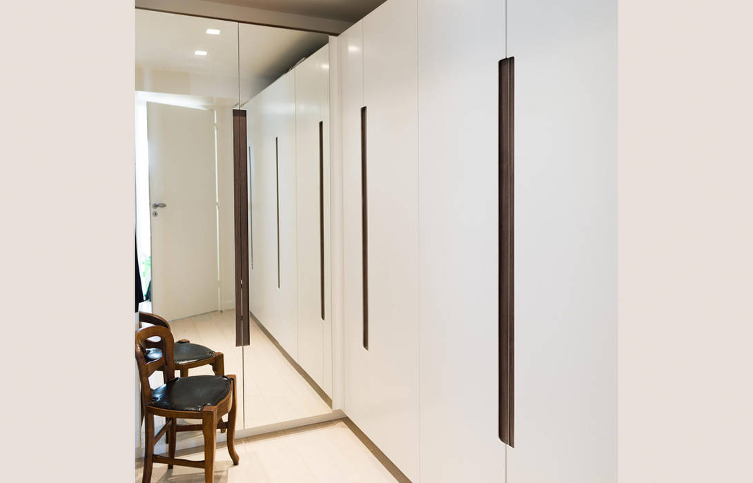 Un appartement moderne entre blanc et bois , ATELIER FB ATELIER FB Closets de estilo minimalista
