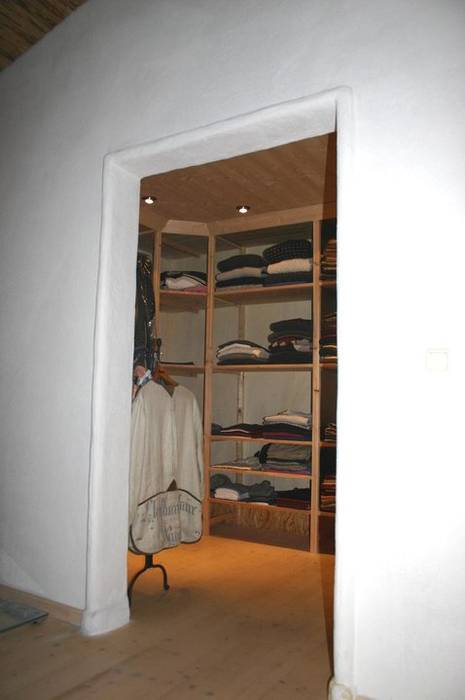 Restaurierung eines alten Gehöftes am Chiemsee, CASA Santa Barbara CASA Santa Barbara Country style dressing room Engineered Wood Transparent