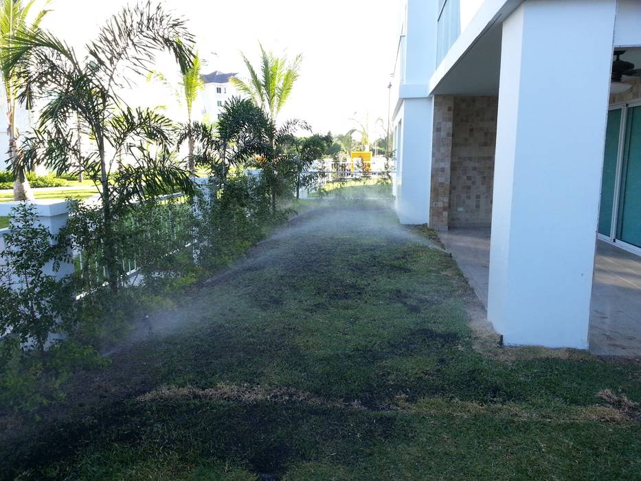 IRRIGATION SYSTEMS, TARTE LANDSCAPES TARTE LANDSCAPES Tropical style garden