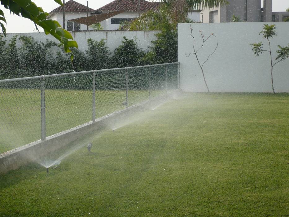 IRRIGATION SYSTEMS, TARTE LANDSCAPES TARTE LANDSCAPES Tropical style garden