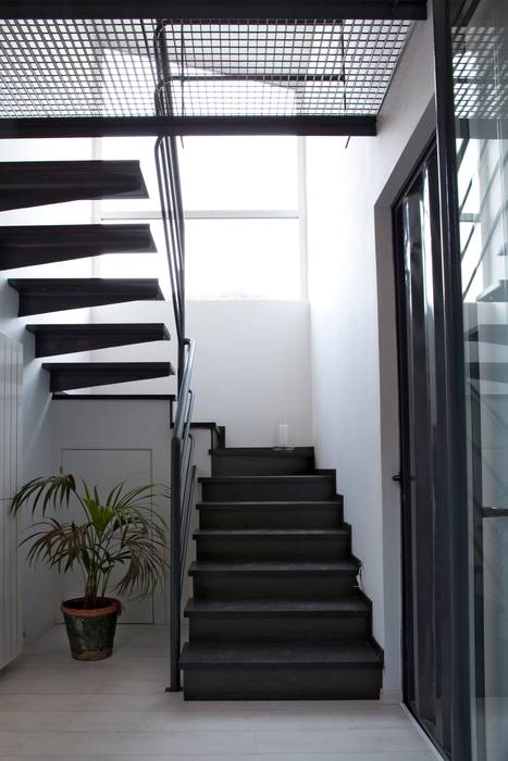 TIEMBLO HOUSE, james&mau james&mau Modern corridor, hallway & stairs