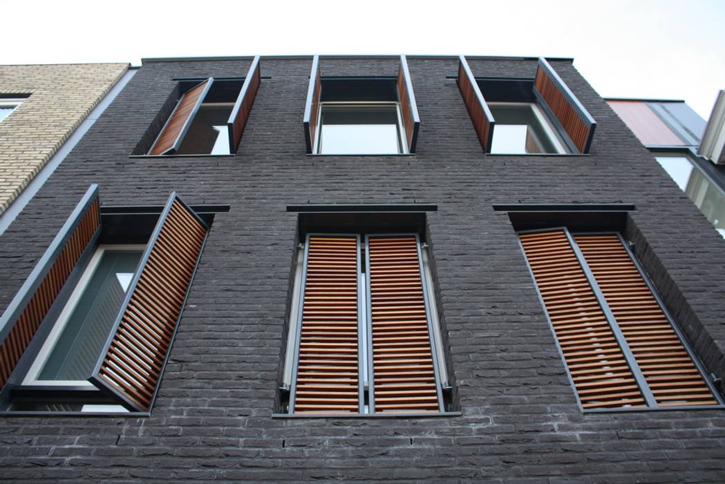 Grachtenpand Krimpen aan den IJssel, Architectenbureau Jules Zwijsen Architectenbureau Jules Zwijsen Modern windows & doors