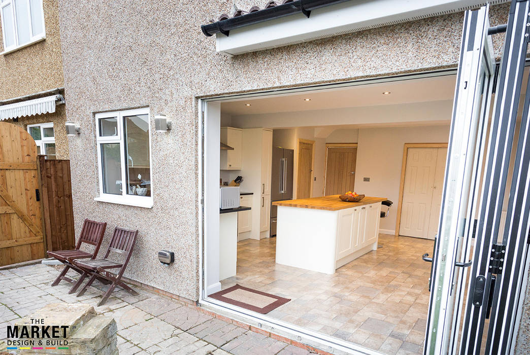 BI FOLD DOORS LEADING TO GARDEN homify Modern windows & doors DOORS,BI-FOLD