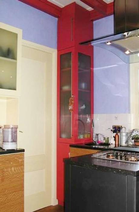 Super efficiënte kleine keuken. Brenda van der Laan interieurarchitect BNI Moderne keukens superkeuken,kleineruimte,ruimtebesparend,kleur