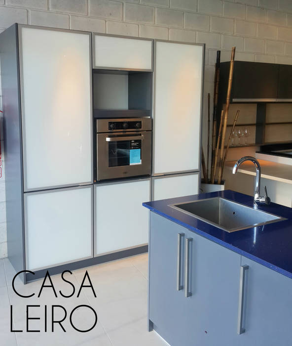 Nuevo Showroom en Escobar, CASA LEIRO CASA LEIRO Cocinas modernas: Ideas, imágenes y decoración Muebles de cocina