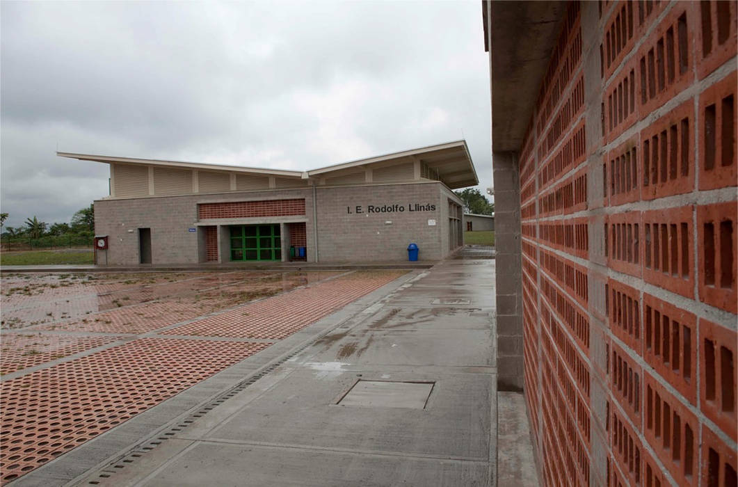 Colegio La Reliquia, MRV ARQUITECTOS MRV ARQUITECTOS Paredes y pisos de estilo moderno