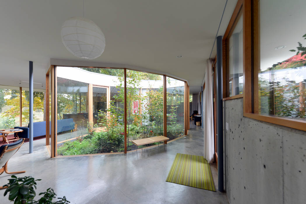 Courtyard House, NO Architecture NO Architecture Eclectic corridor, hallway & stairs