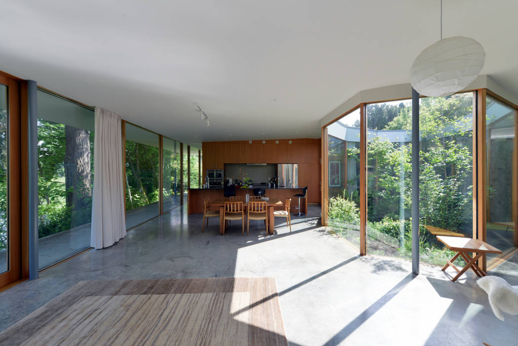 Courtyard House, NO Architecture NO Architecture Eclectic style living room