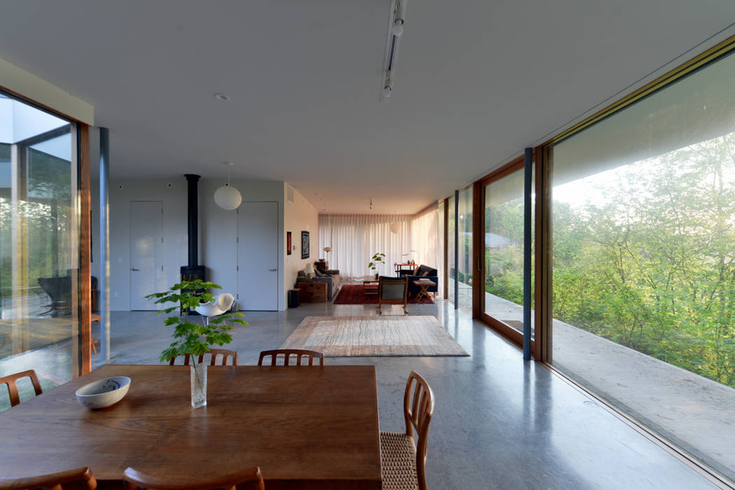 Courtyard House, NO Architecture NO Architecture Eclectic style dining room