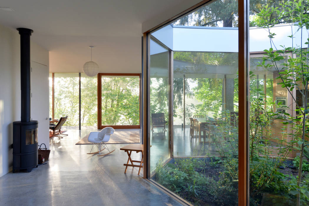 Courtyard House, NO Architecture NO Architecture Eclectic style corridor, hallway & stairs