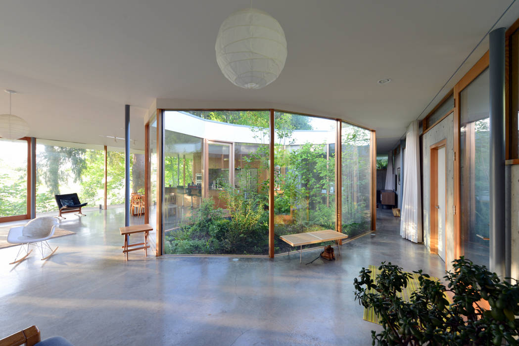 Courtyard House, NO Architecture NO Architecture Eclectic style corridor, hallway & stairs