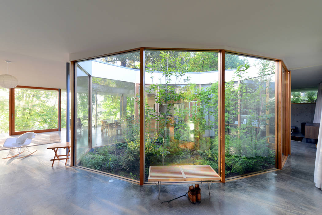 Courtyard House, NO Architecture NO Architecture Eclectic corridor, hallway & stairs