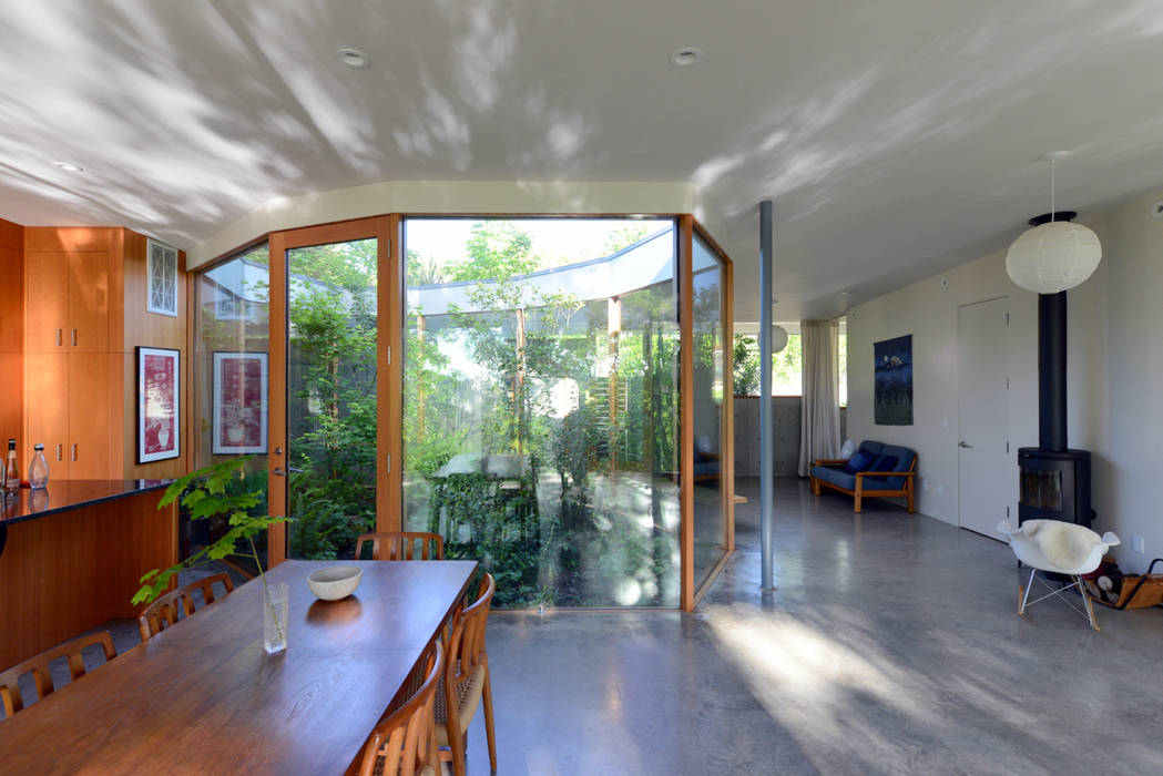 Courtyard House, NO Architecture NO Architecture Eclectic corridor, hallway & stairs