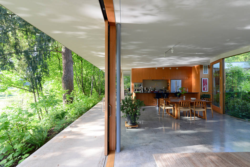 Courtyard House, NO Architecture NO Architecture Eclectic style corridor, hallway & stairs