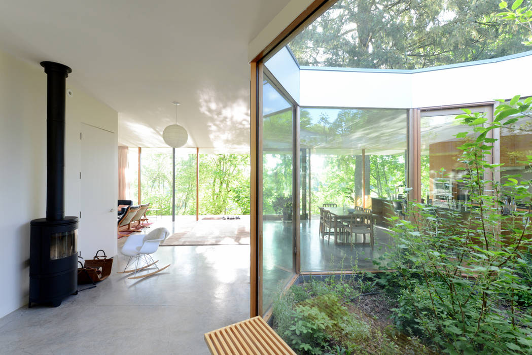 Courtyard House, NO Architecture NO Architecture Eclectic corridor, hallway & stairs