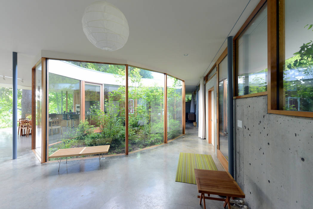 Courtyard House, NO Architecture NO Architecture Eclectic style corridor, hallway & stairs