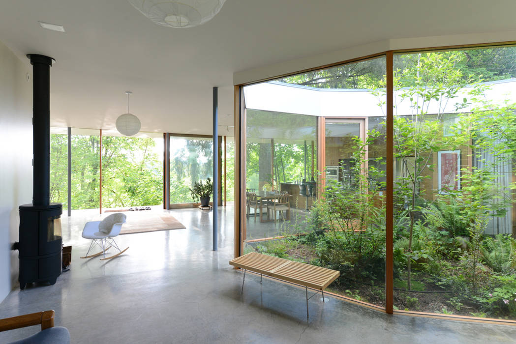 Courtyard House, NO Architecture NO Architecture Ausgefallener Flur, Diele & Treppenhaus