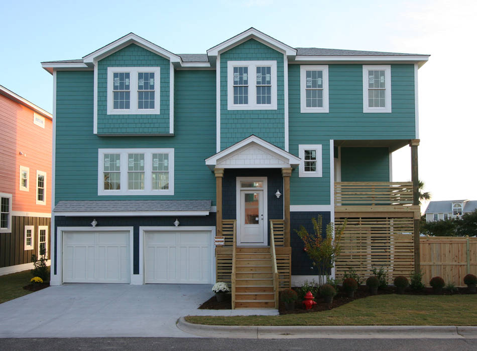 Collins Model Home – Devonshire Place at Bermuda Bay in Kill Devil Hills, NC, Outer Banks Renovation & Construction Outer Banks Renovation & Construction モダンな 家