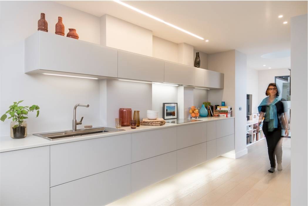 Maisonette in Maida Vale, Studio 29 Architects ltd Studio 29 Architects ltd Modern Kitchen kitchen island,white kitchen,linear kitchen