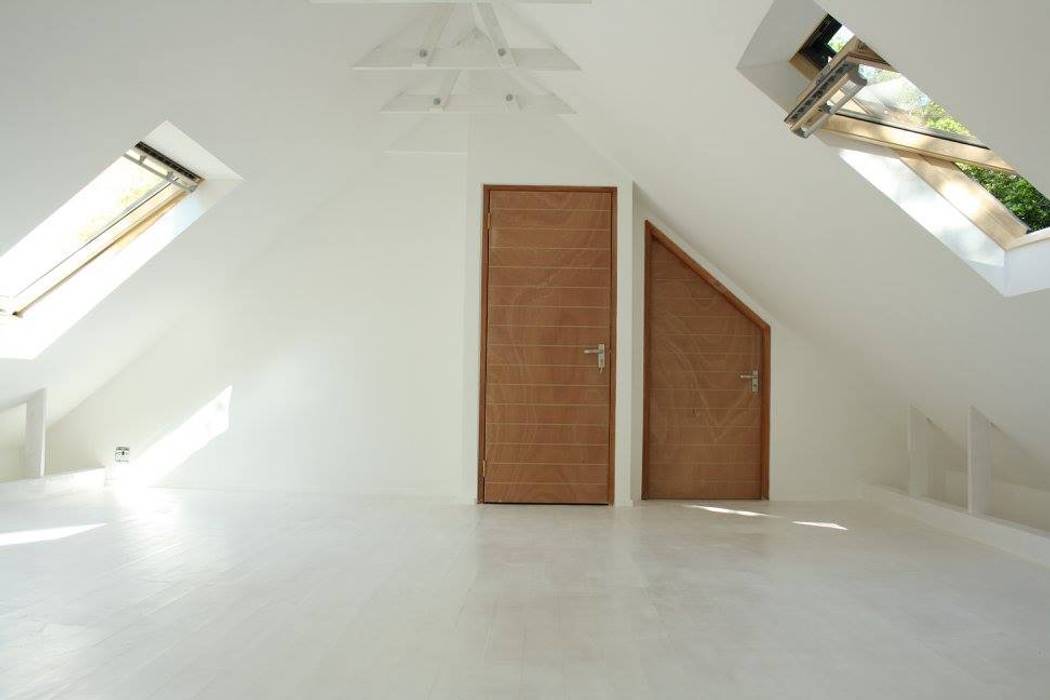 Loft room , staircase and Velux roof windows, Loftspace Loftspace モダンスタイルの寝室