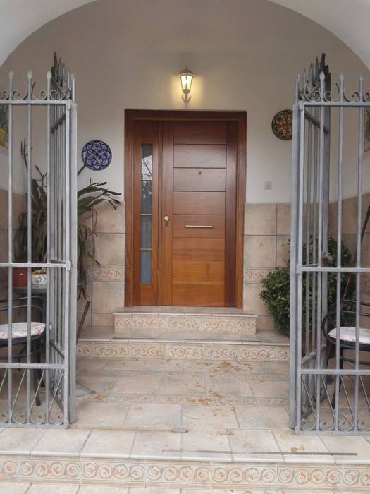 puerta calle Cooperativa de la madera 'Ntra Sra de Gracia' Puertas eclécticas Derivados de madera Transparente Puertas