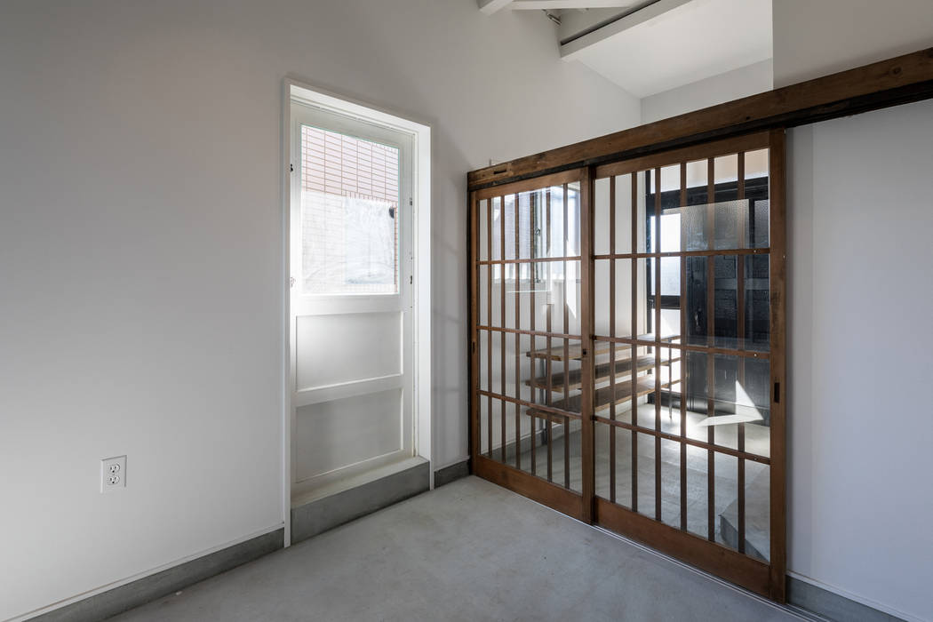 stri-ep house* 由比ヶ浜, vibe design inc. vibe design inc. Puertas y ventanas de estilo ecléctico