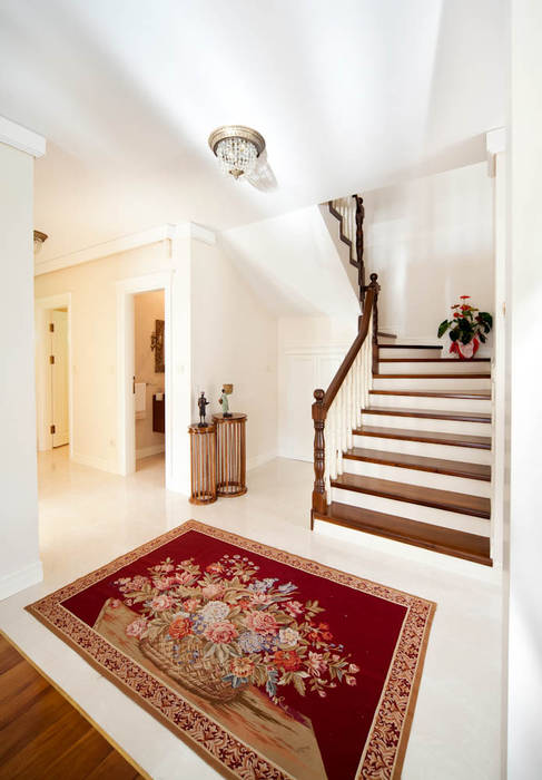 Bursa Misspark Villa, Öykü İç Mimarlık Öykü İç Mimarlık クラシカルスタイルの 玄関&廊下&階段