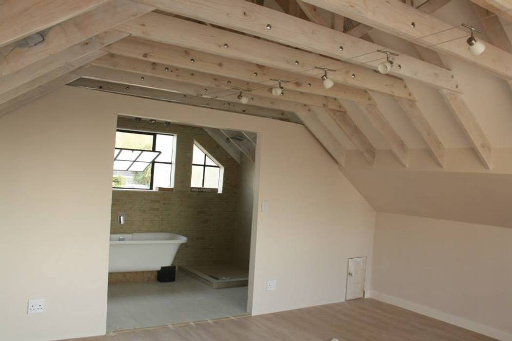 Loft room , staircase and Velux roof windows, Loftspace Loftspace Baños de estilo clásico