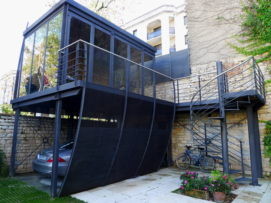 Salon d'été métallique en Carport, Vincent Athias Architecte DPLG Vincent Athias Architecte DPLG Modern Garage and Shed Iron/Steel