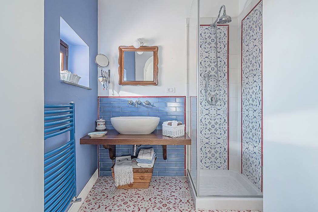 homify Classic style bathroom