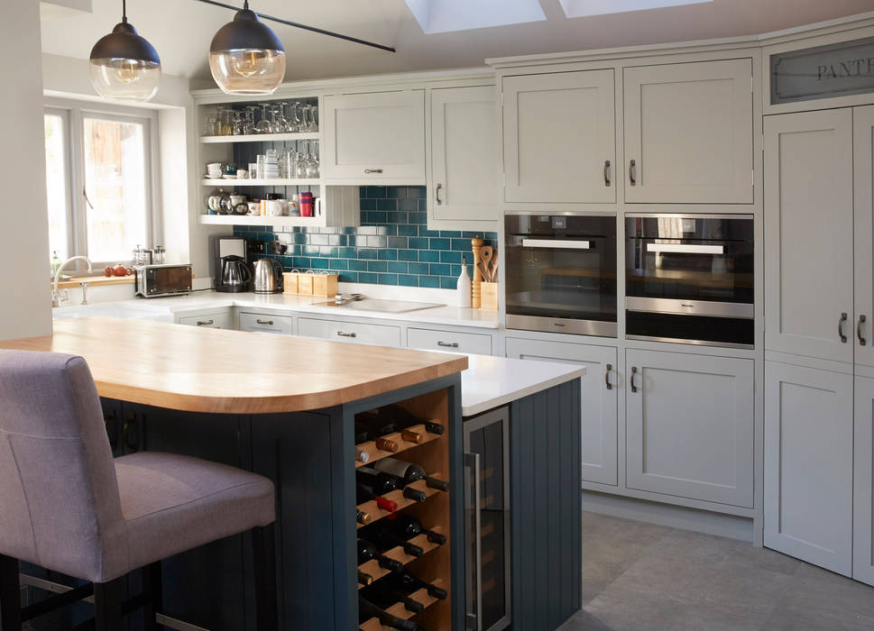 Friern Barnet 1 Laura Gompertz Interiors Ltd クラシックデザインの キッチン 木 木目調 Island,Inchyra Blue,Farrow and Ball,contemporary kitchen